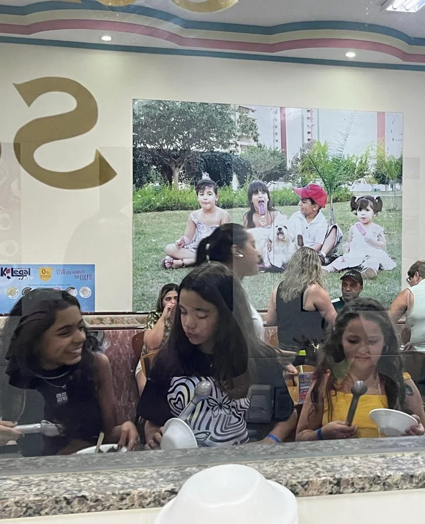 A turma montando o sorvete no buffet