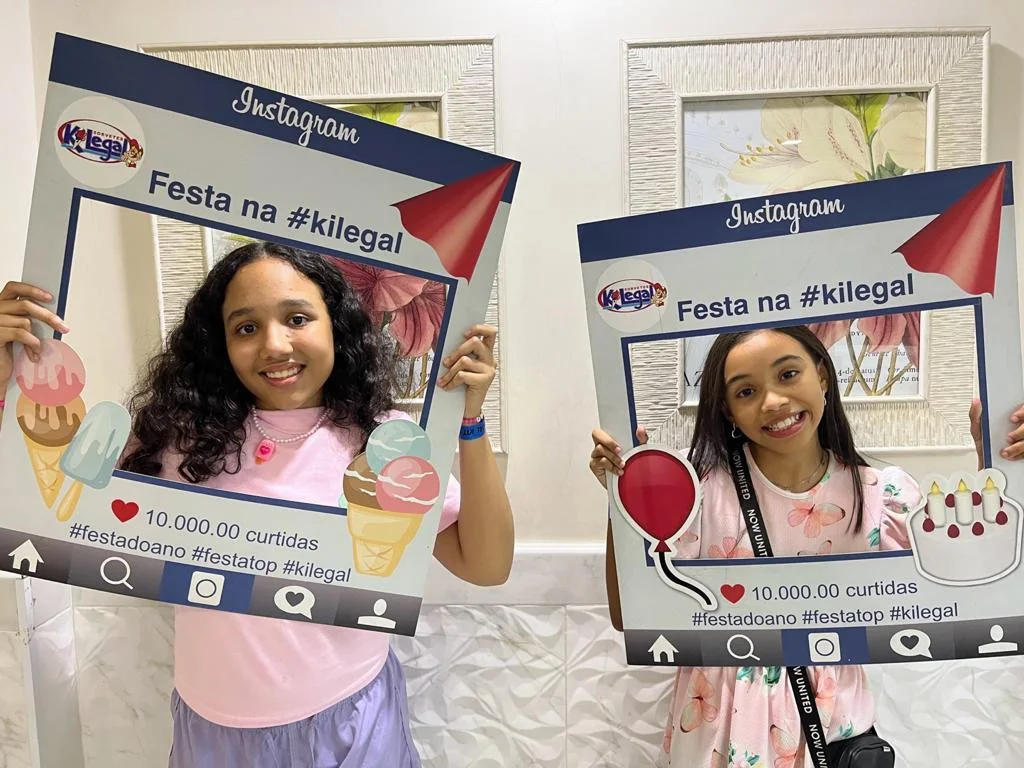 Duas meninas com a moldura Festa na #kilegal
