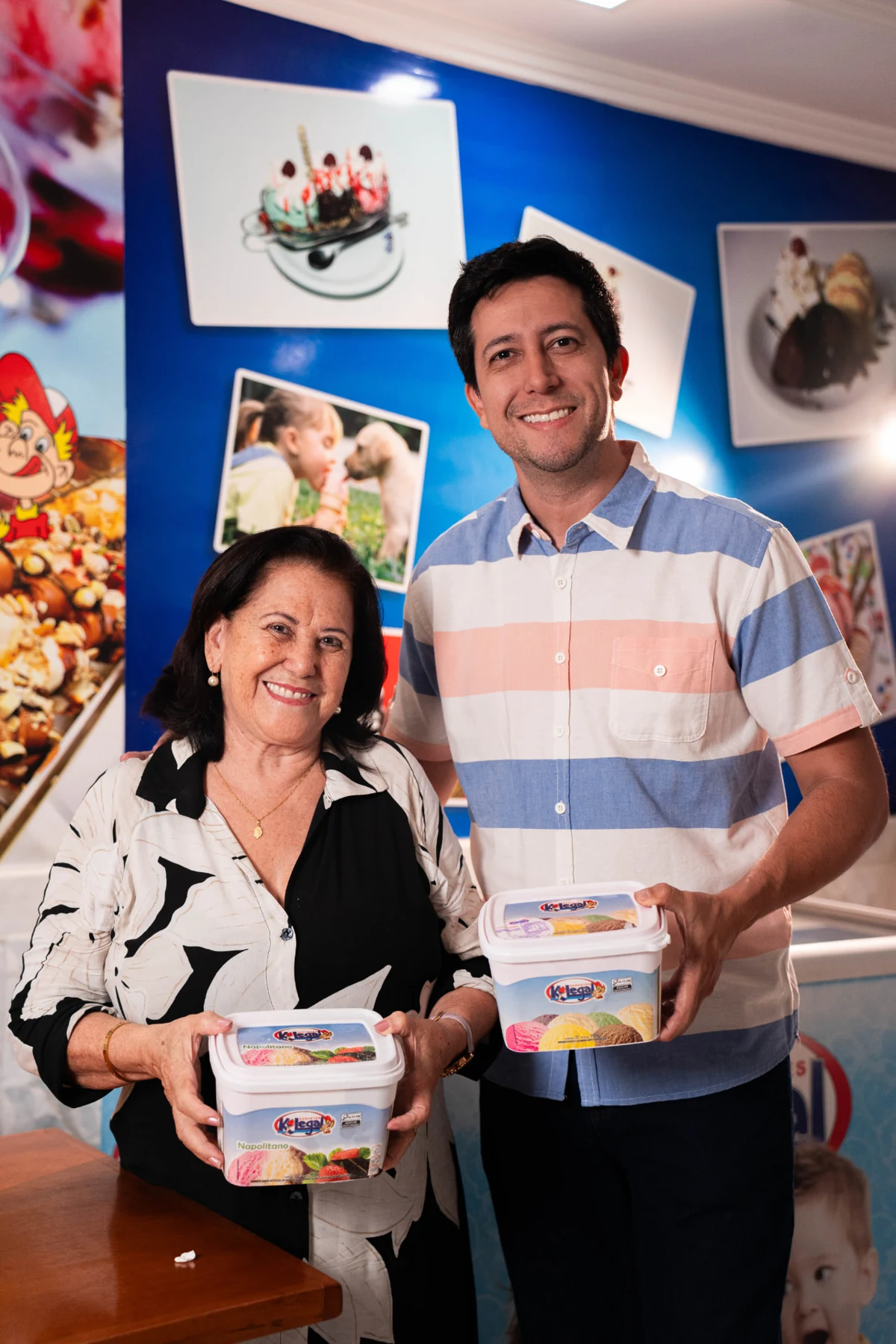 Família KiLegal na sorveteria com potes de sorvete